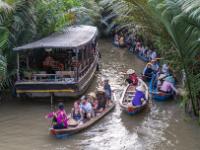 Reger Kahnverkehr auf dem Kanal umgeben von Nippa-Palmen - My Tho - Vietnam
